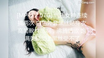 气质少妇和老公在家直播赚钱，夫妻之间配合默契，女的技巧很棒，表情到位