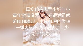 【如充气娃娃一般超粉美穴】水晶假屌深插，无毛小穴嫩的出水，放在桌子上屁股套弄，水声哗哗好长好爽，浪叫呻吟喷水