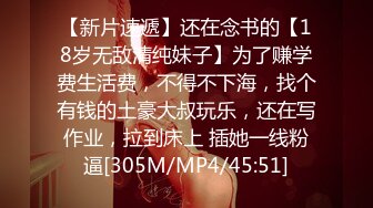 邻家妹妹型乖巧美女，难得露逼诱惑，撩起裙子没穿内裤，掰开粉嫩小穴，翘起美臀太诱人